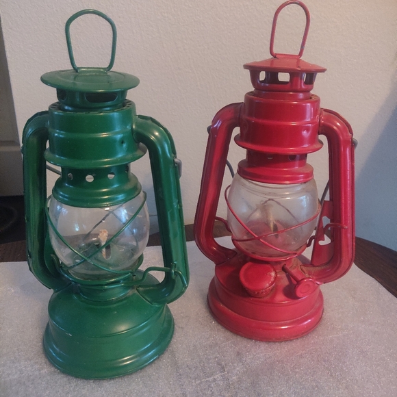 Rare Department 56 Two Oil Burning Lanterns Christmas Holiday Vintage 9" Lamps - Picture 1 of 10